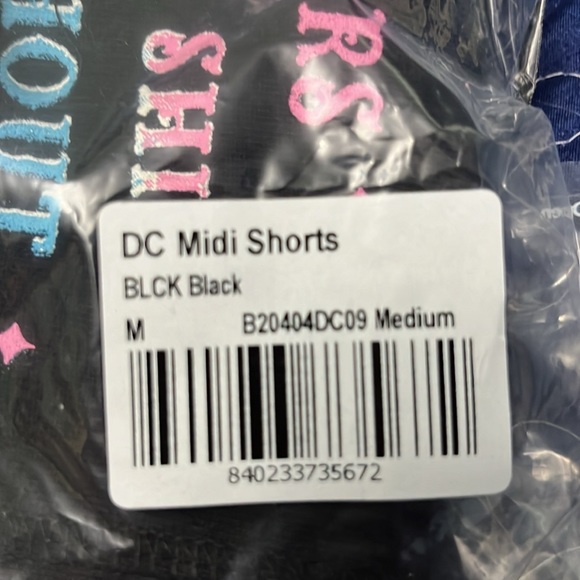 ☠️🖤Beautiful Disaster Shorts NEW Medium BNWT DC Midi shorts dram catcher - Picture 7 of 8